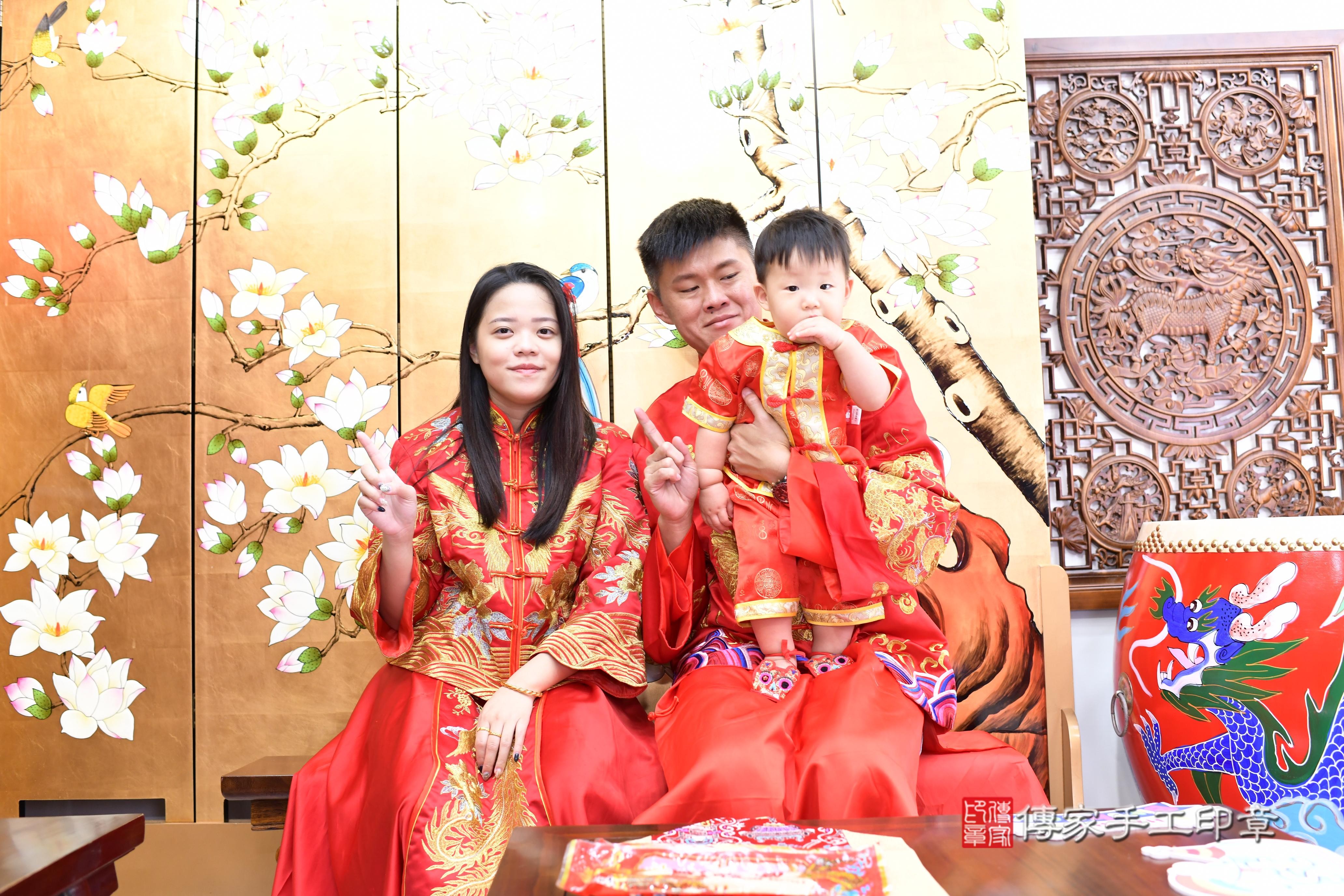 謙謙寶貝抓周，成人與小孩古裝禮服照。地點：傳家「台南店」古禮會場