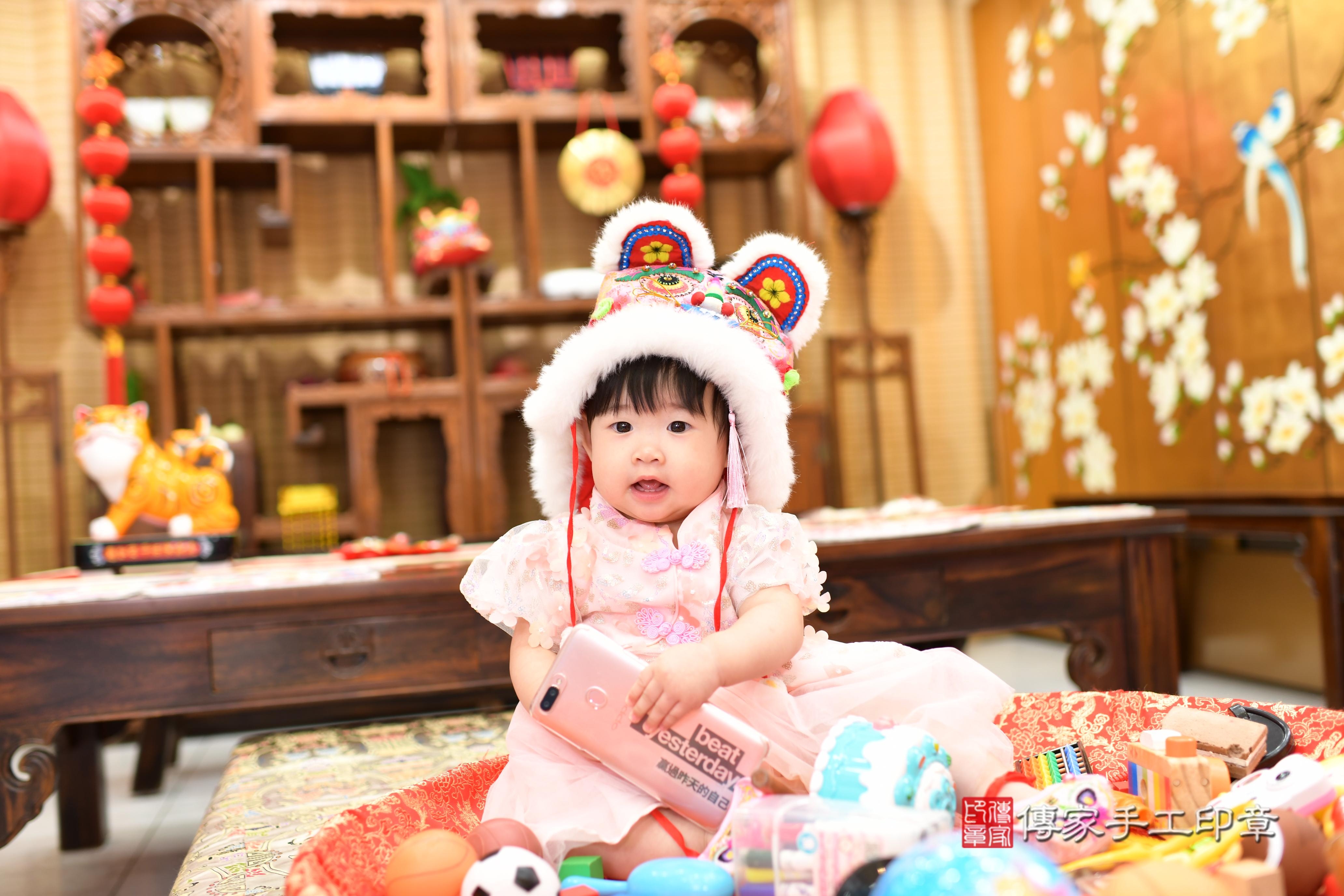 涵涵寶貝抓周,小孩古裝禮服照。地點:傳家「台南店」古禮會場 涵涵寶貝抓周,小孩古裝禮服照。地點:傳家「台南店」古禮會場