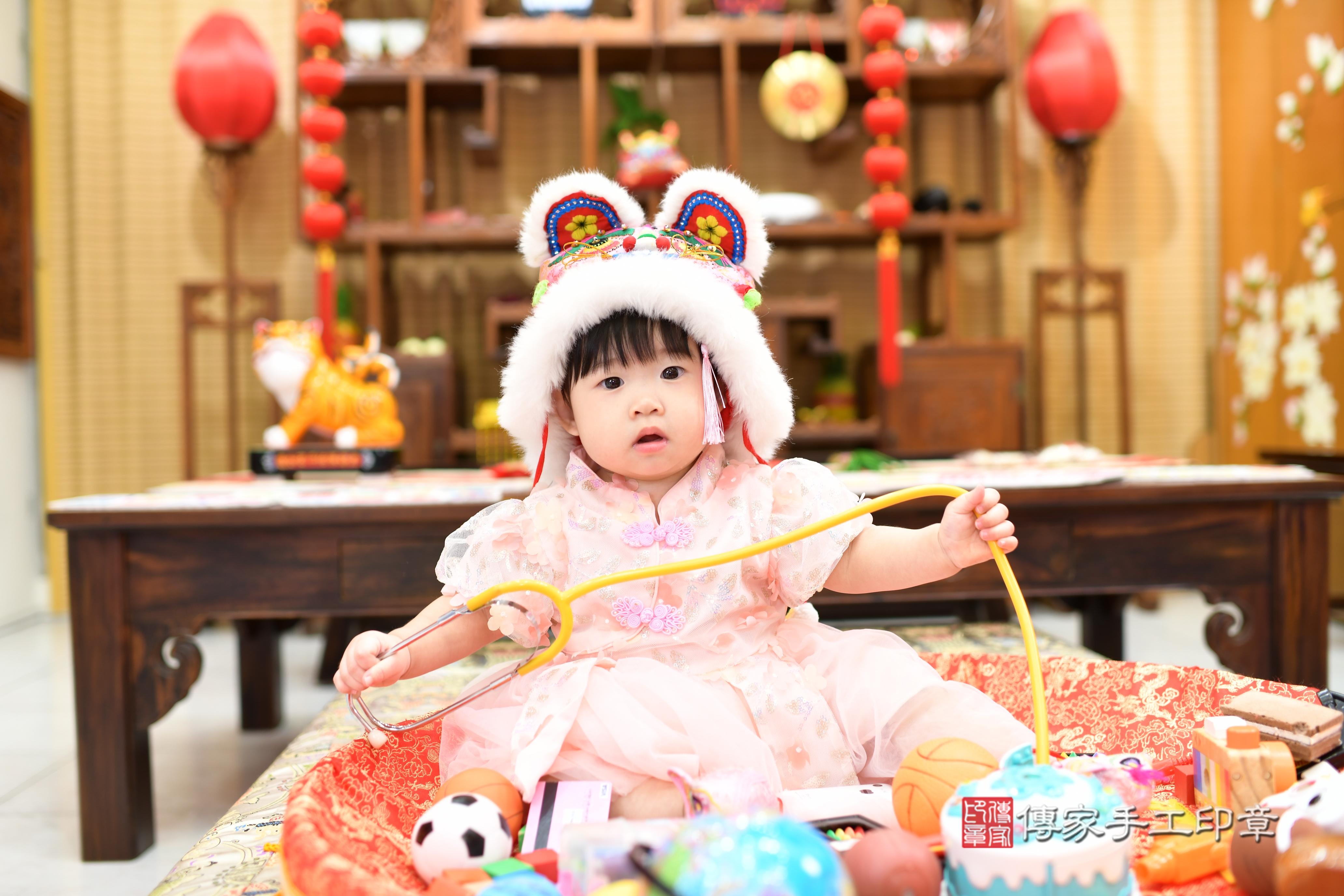 涵涵寶貝抓周,小孩古裝禮服照。地點:傳家「台南店」古禮會場 涵涵寶貝抓周,小孩古裝禮服照。地點:傳家「台南店」古禮會場