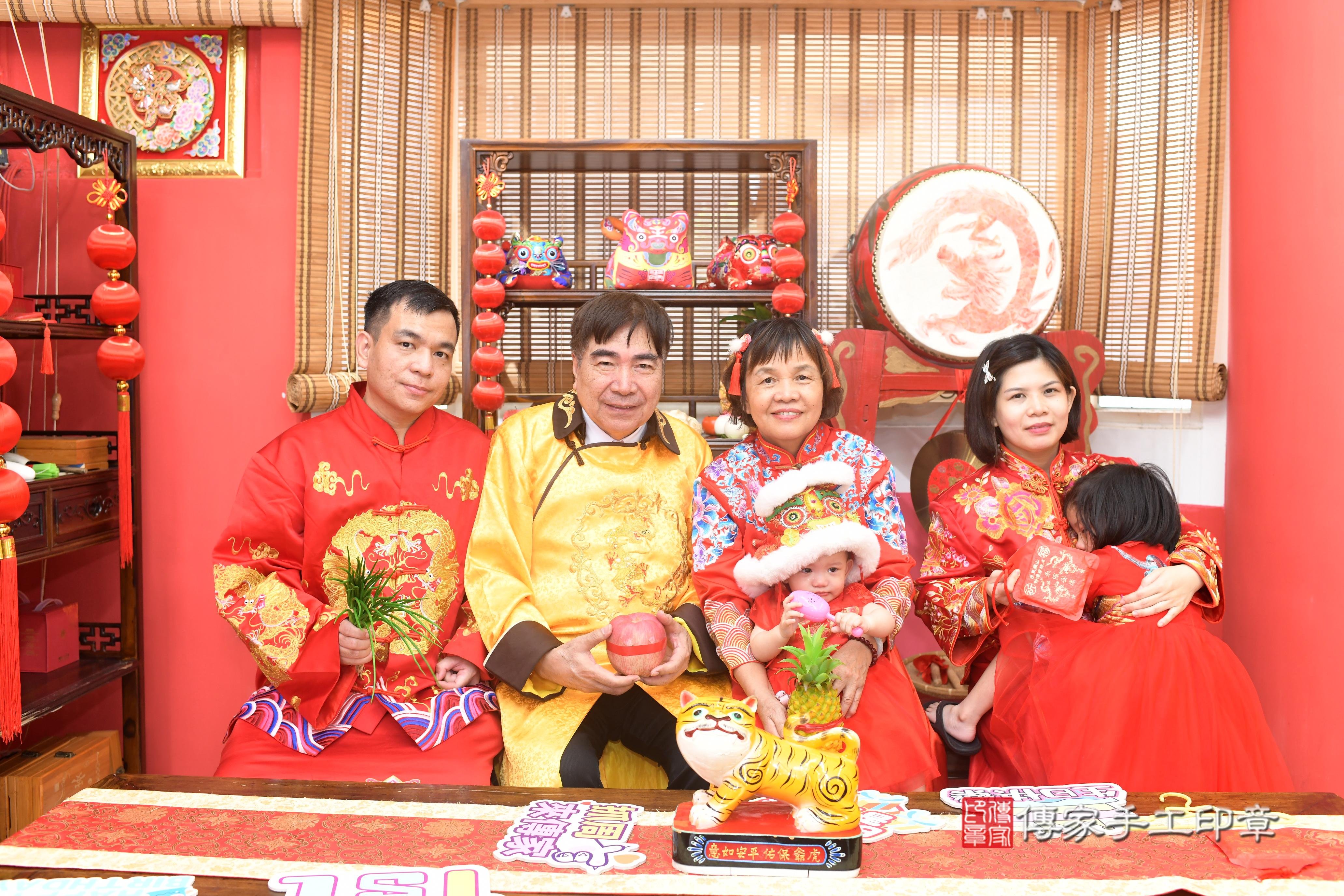 霏霏寶貝抓周，成人與小孩古裝禮服照。地點：傳家「高雄店」古禮會場