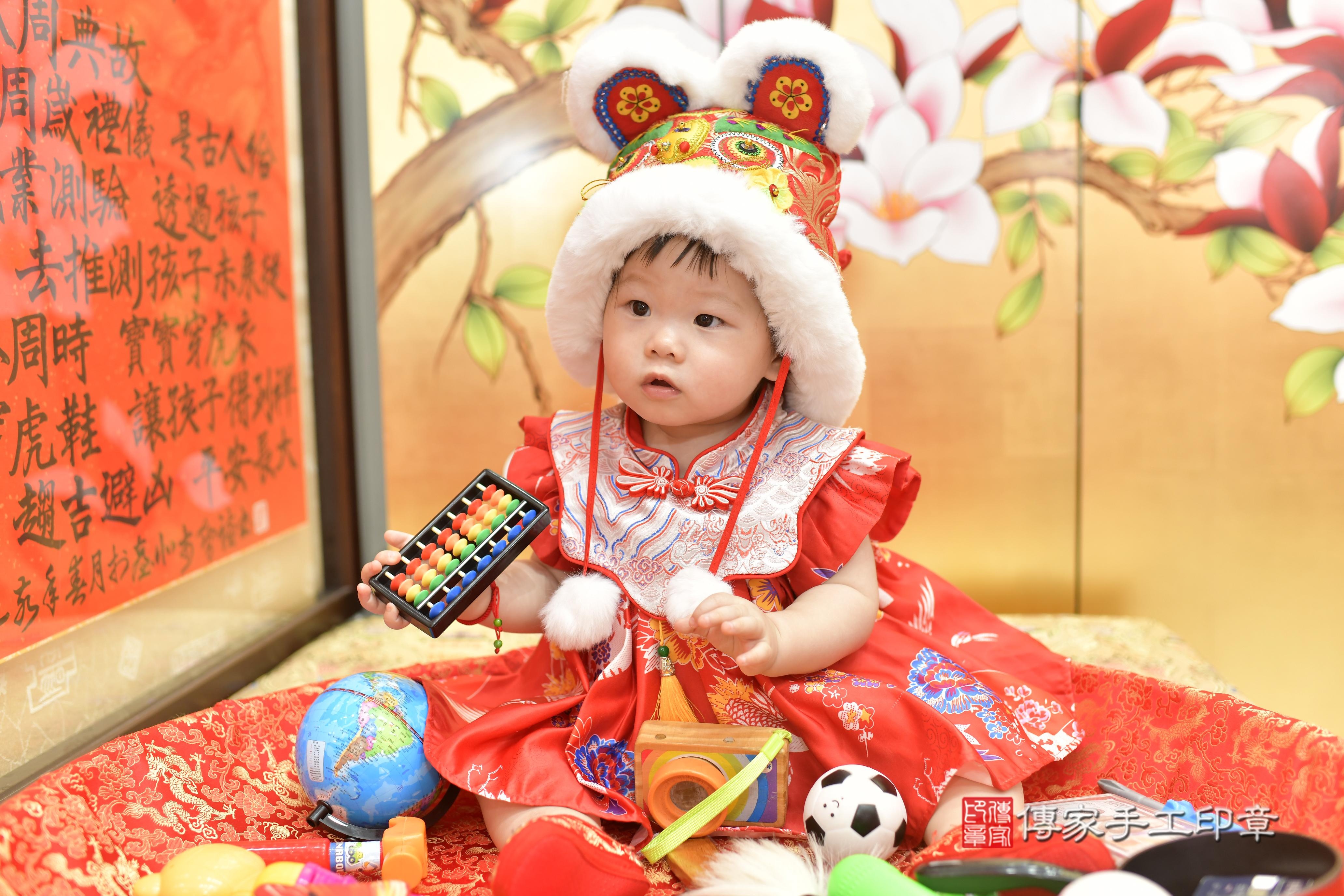 璇璇寶貝抓周，小孩古裝禮服照。地點：傳家「新竹店」古禮會場
